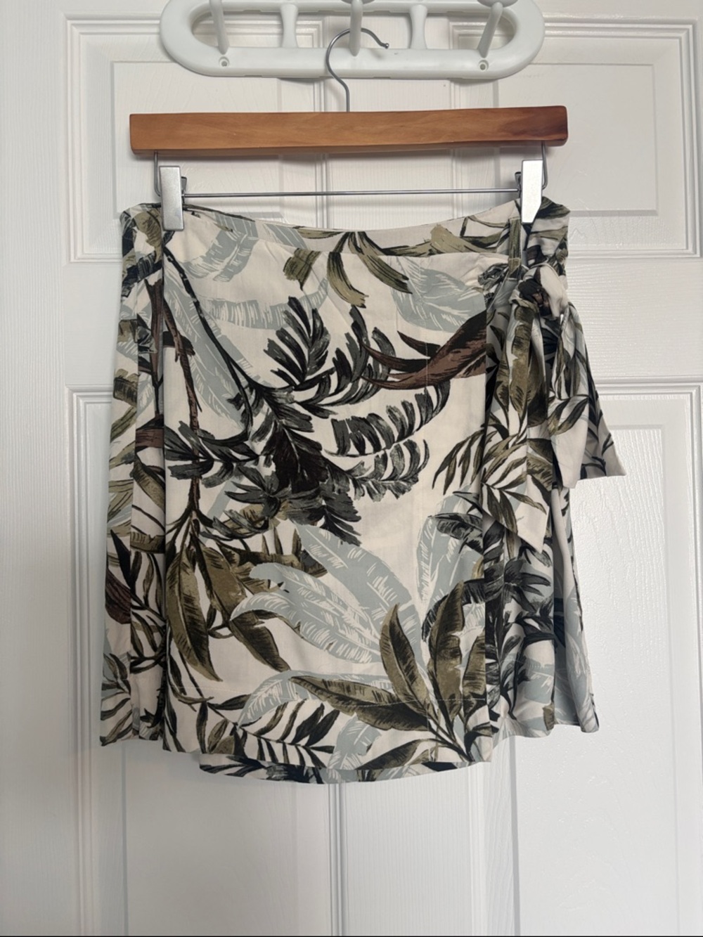 Reitmans tropical leaf print wrap skirt